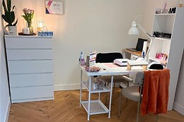 Eszter nail room